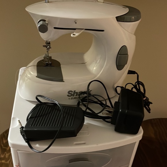 Mini sewing machine - Picture 7 of 10